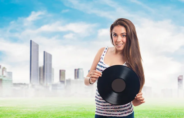 Mladá žena držící vinyl — Stock fotografie
