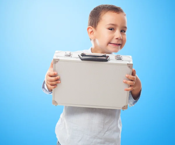 Niño sosteniendo un maletín — Foto de Stock