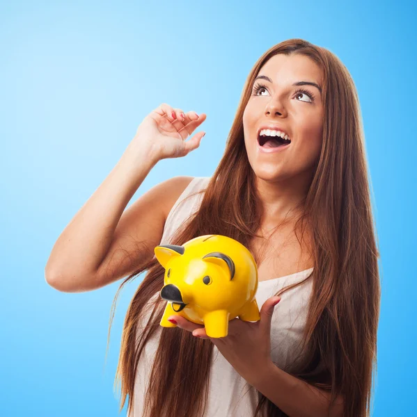 Mujer sosteniendo una alcancía — Foto de Stock