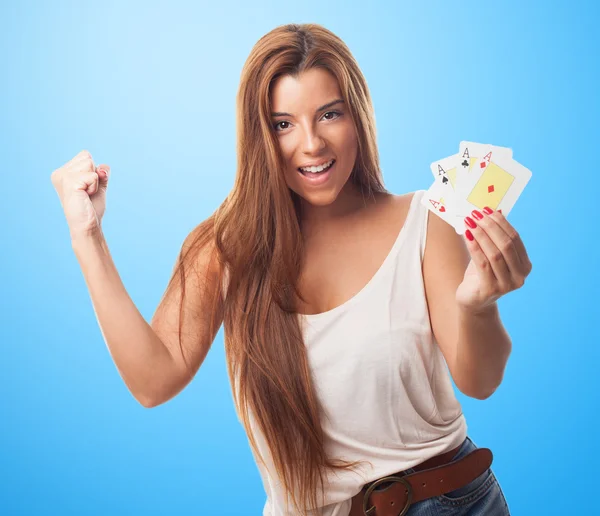 Женщина играет в покер — стоковое фото
