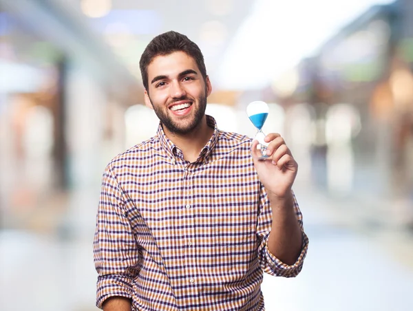 Hombre sosteniendo un temporizador de arena — Foto de Stock