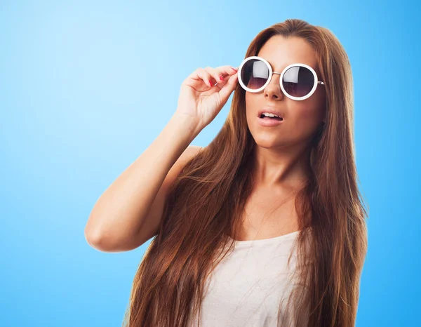 Vrouw draagt een ronde zonnebril — Stockfoto