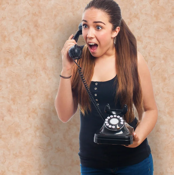 Femme surprise parlant au téléphone — Photo