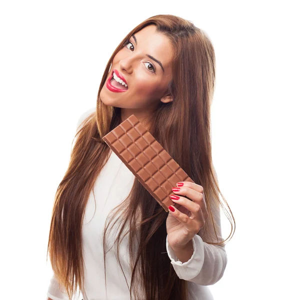 Mujer joven sosteniendo un chocolate — Foto de Stock