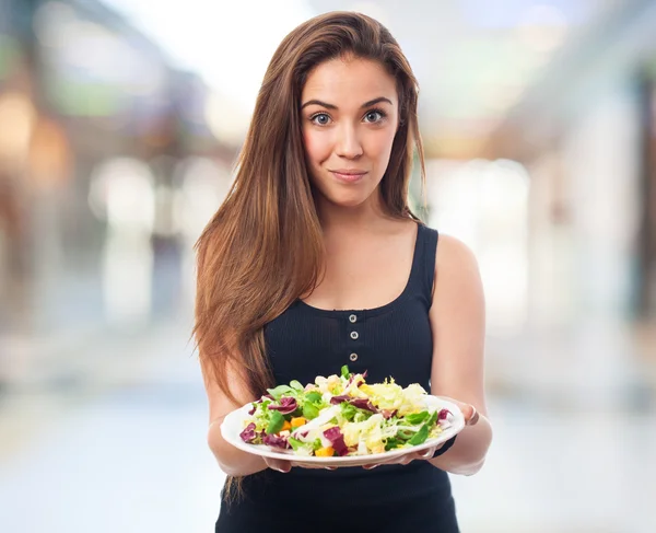 Donna che tiene un'insalata fresca — Foto Stock