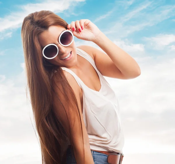 Kvinna som bär en runda solglasögon — Stockfoto