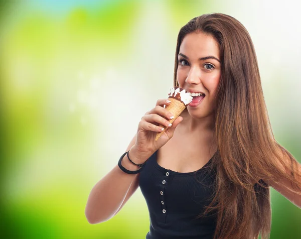 Dívka drží lahodné zmrzliny — Stock fotografie