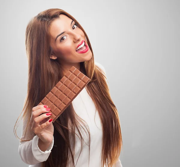 Junge Frau in der Hand einer Schokolade — Stockfoto