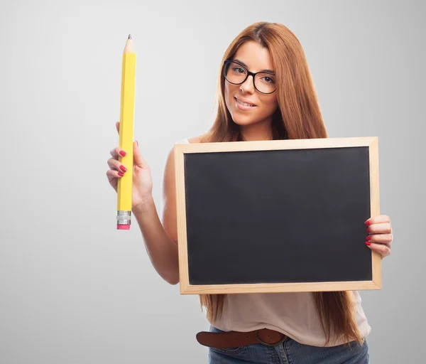 Student holding een schoolbord en een potlood — Stockfoto