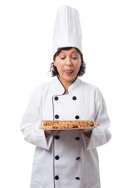 Mujer sosteniendo una bandeja de galletas sobre blanco —  Fotos de Stock