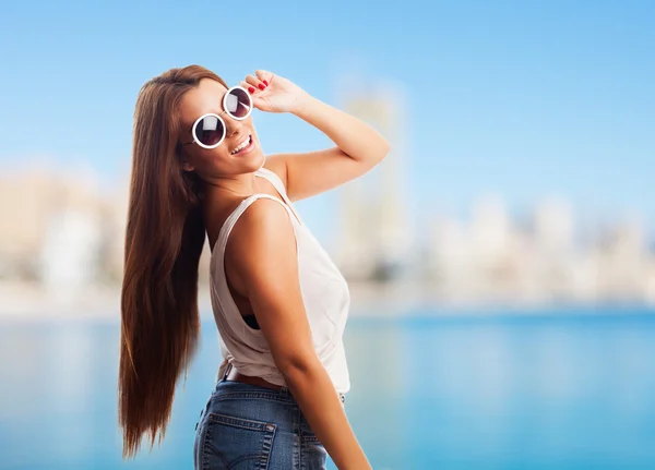 Mujer posando con gafas de sol — Foto de Stock