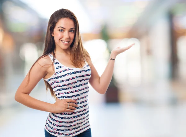 Donna che tiene il gesto sullo sfondo — Foto Stock