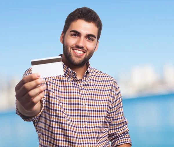 Hombre mostrando tarjeta de crédito — Foto de Stock