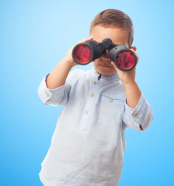 Niño mirando a través de los prismáticos —  Fotos de Stock