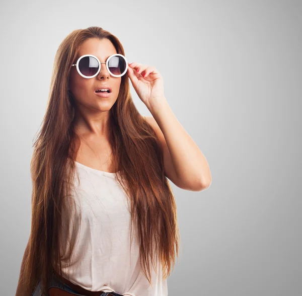 Vrouw draagt een ronde zonnebril — Stockfoto