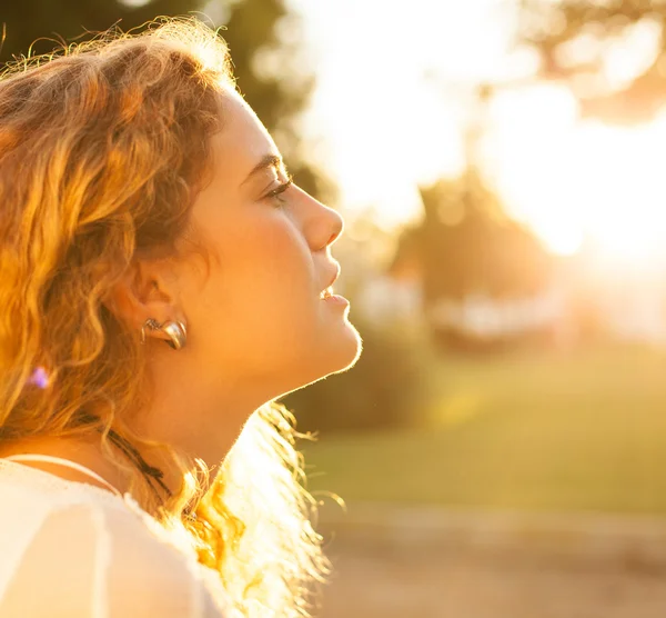 Bella ragazza bionda al parco — Foto Stock