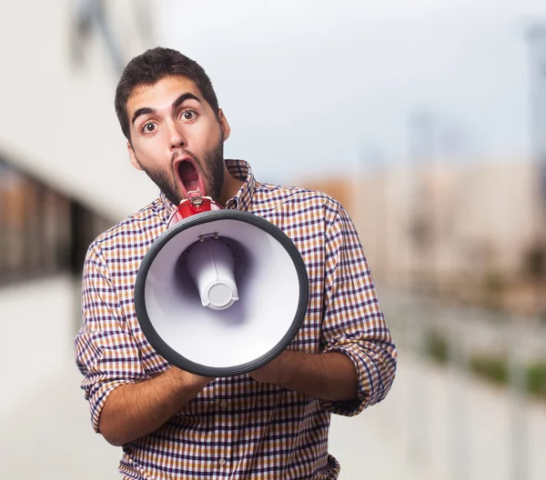 Человек кричит через мегафон — стоковое фото