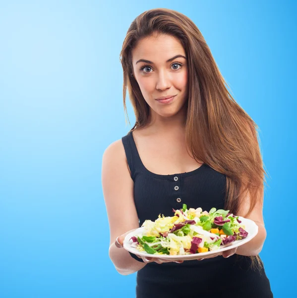 Donna che tiene un'insalata fresca — Foto Stock