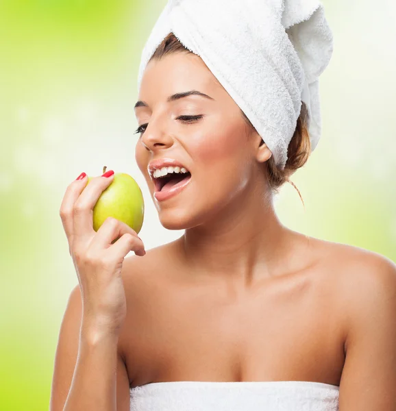 Donna che mangia una mela dopo un bagno — Foto Stock