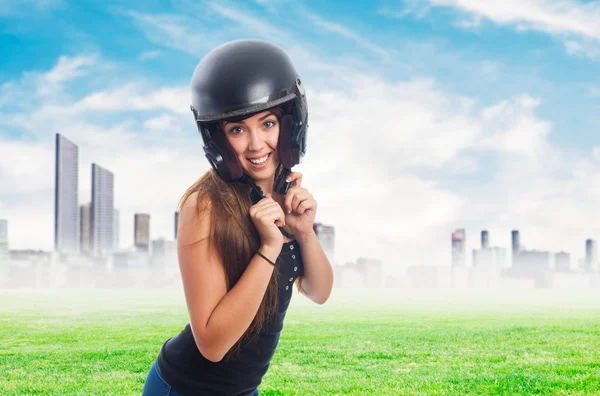 黒いヘルメットを持つ若い女性 — ストック写真