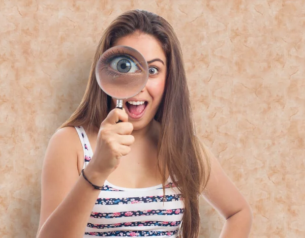 Vrouw met vergrootglas — Stockfoto