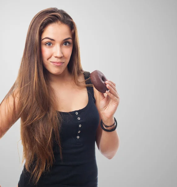 Vrouw met een donut — Stockfoto