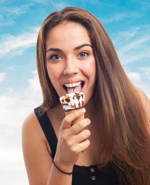 Mujer joven lamiendo un helado — Foto de Stock