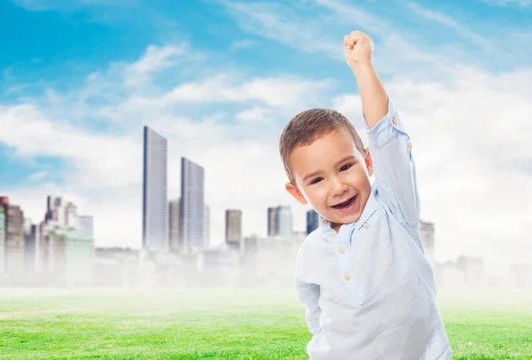 Niño pequeño con gesto ganador —  Fotos de Stock