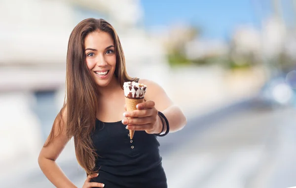 Ragazza che tiene un delizioso gelato — Foto Stock