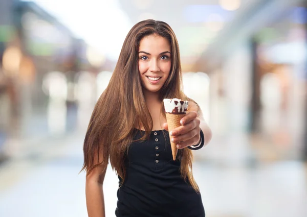 Kvinna som håller i en glass — Stockfoto
