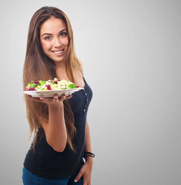 Kvinna med en läcker sallad — Stockfoto