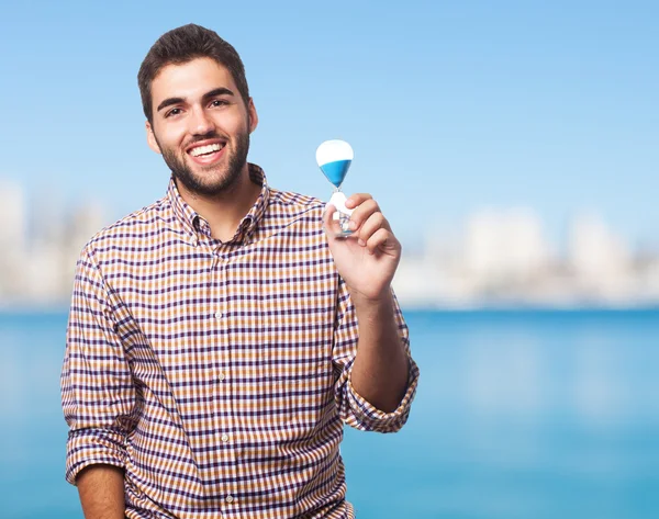 Hombre sosteniendo un temporizador de arena —  Fotos de Stock