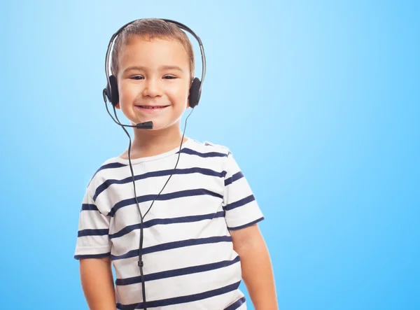 Niño usando un auricular — Foto de Stock