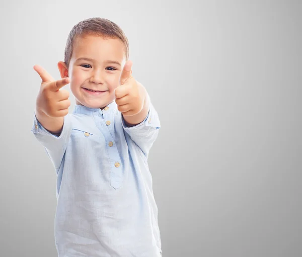 Lilla pojken gör seger gest — Stockfoto