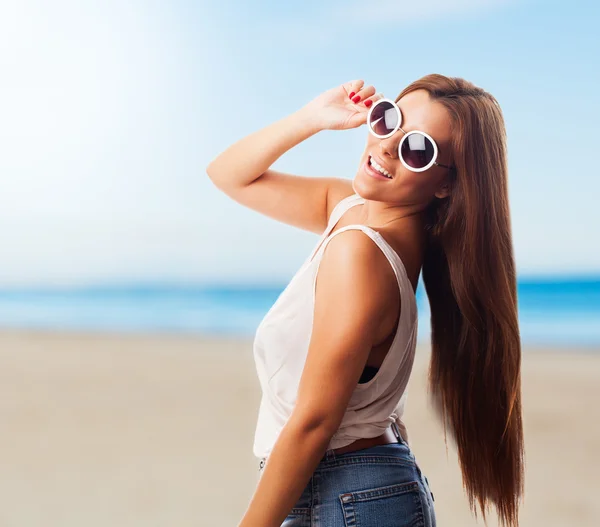 Kvinne som poserer med solbriller – stockfoto