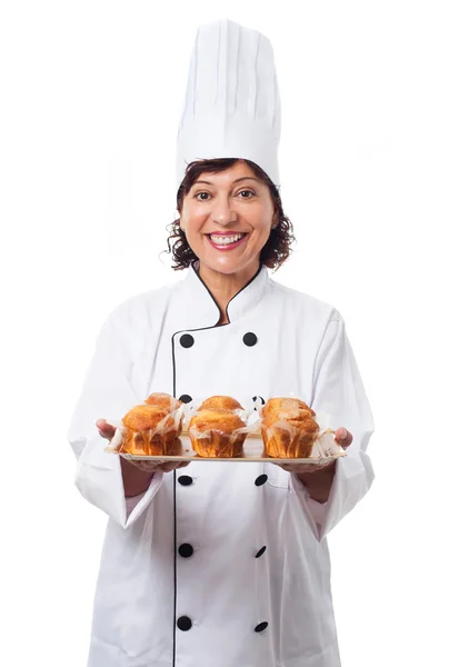 Frau hält ein Tablett mit Cupcakes — Stockfoto