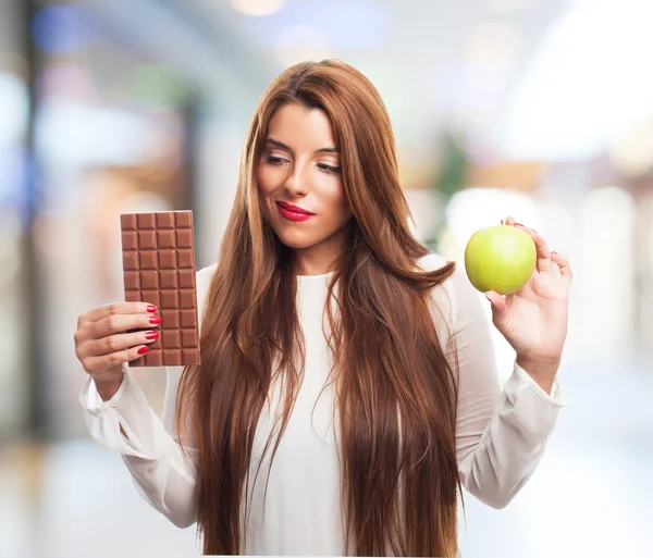 Donna che ha un dilemma con la sua dieta — Foto Stock