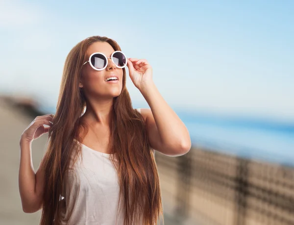 Jente med runde solbriller – stockfoto