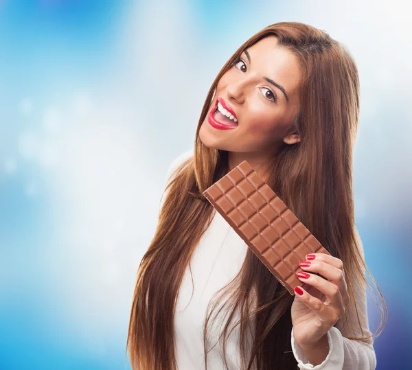 Mujer joven sosteniendo un chocolate — Foto de Stock