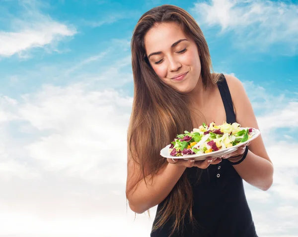 Жінка тримає смачний салат — стокове фото