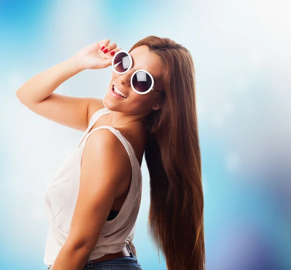 Femme posant avec des lunettes de soleil — Photo
