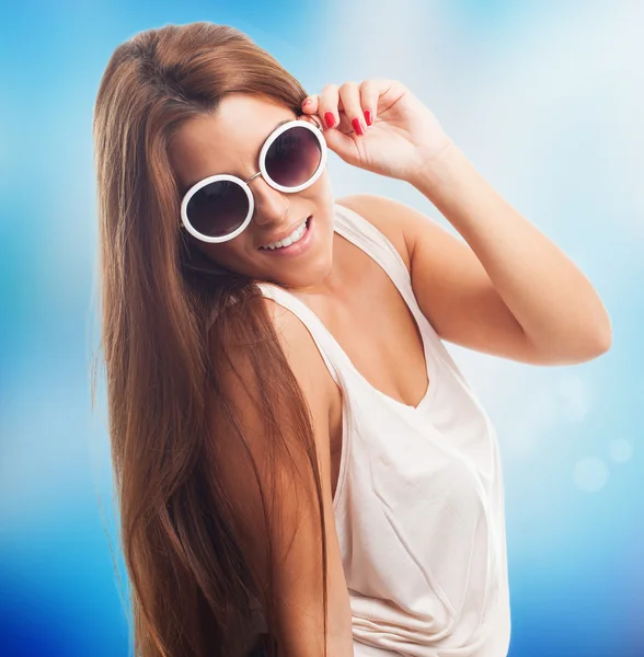 Femme portant des lunettes de soleil rondes — Photo