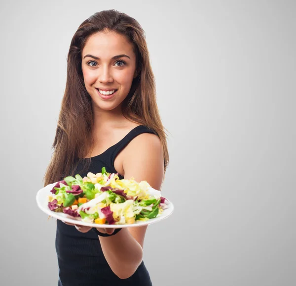 Taze salata tutan kadın — Stok fotoğraf