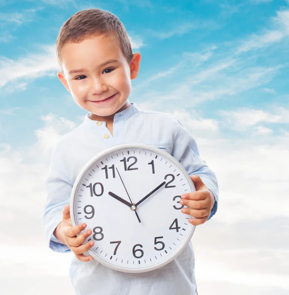 Niño sosteniendo un reloj — Foto de Stock