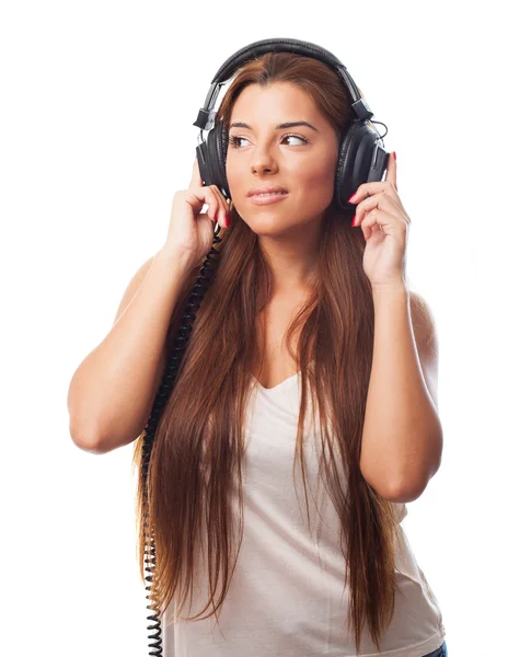 Jovem Mulher ouvindo música — Fotografia de Stock