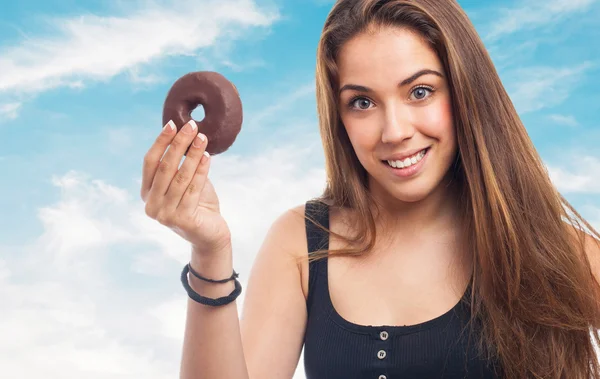 Vrouw met een chocolade donut — Stockfoto