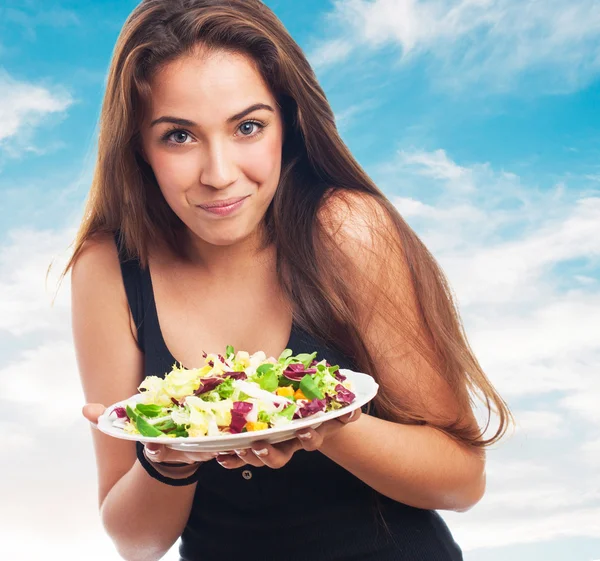Молодая женщина с салатом — стоковое фото
