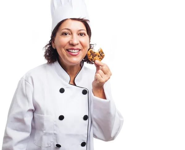 Mulher comendo um biscoito — Fotografia de Stock