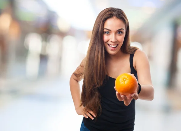 Chica sosteniendo una naranja —  Fotos de Stock