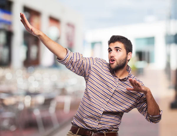 Hombre haciendo un gesto de victoria —  Fotos de Stock